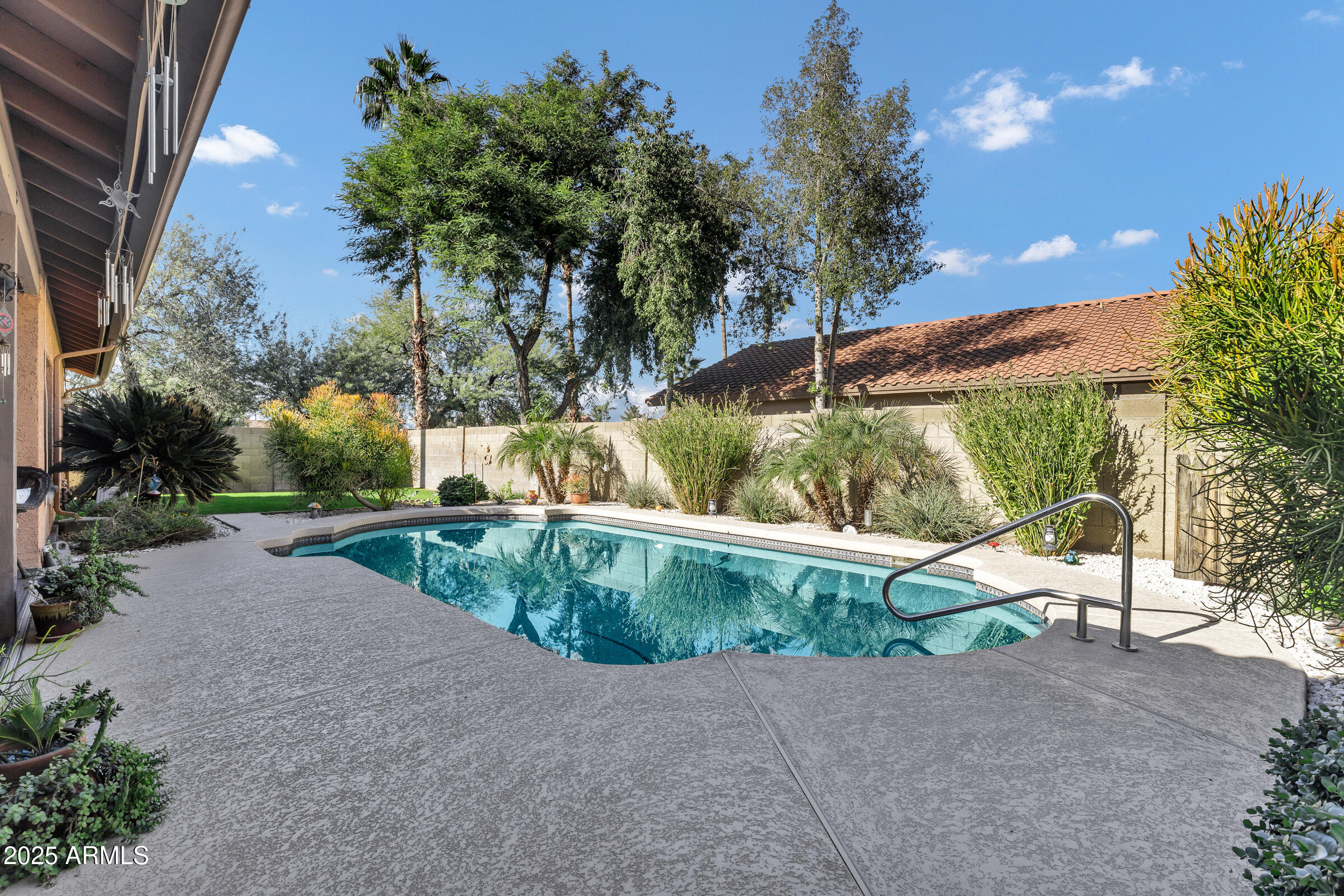 702 E AVENIDA SIERRA MADRE