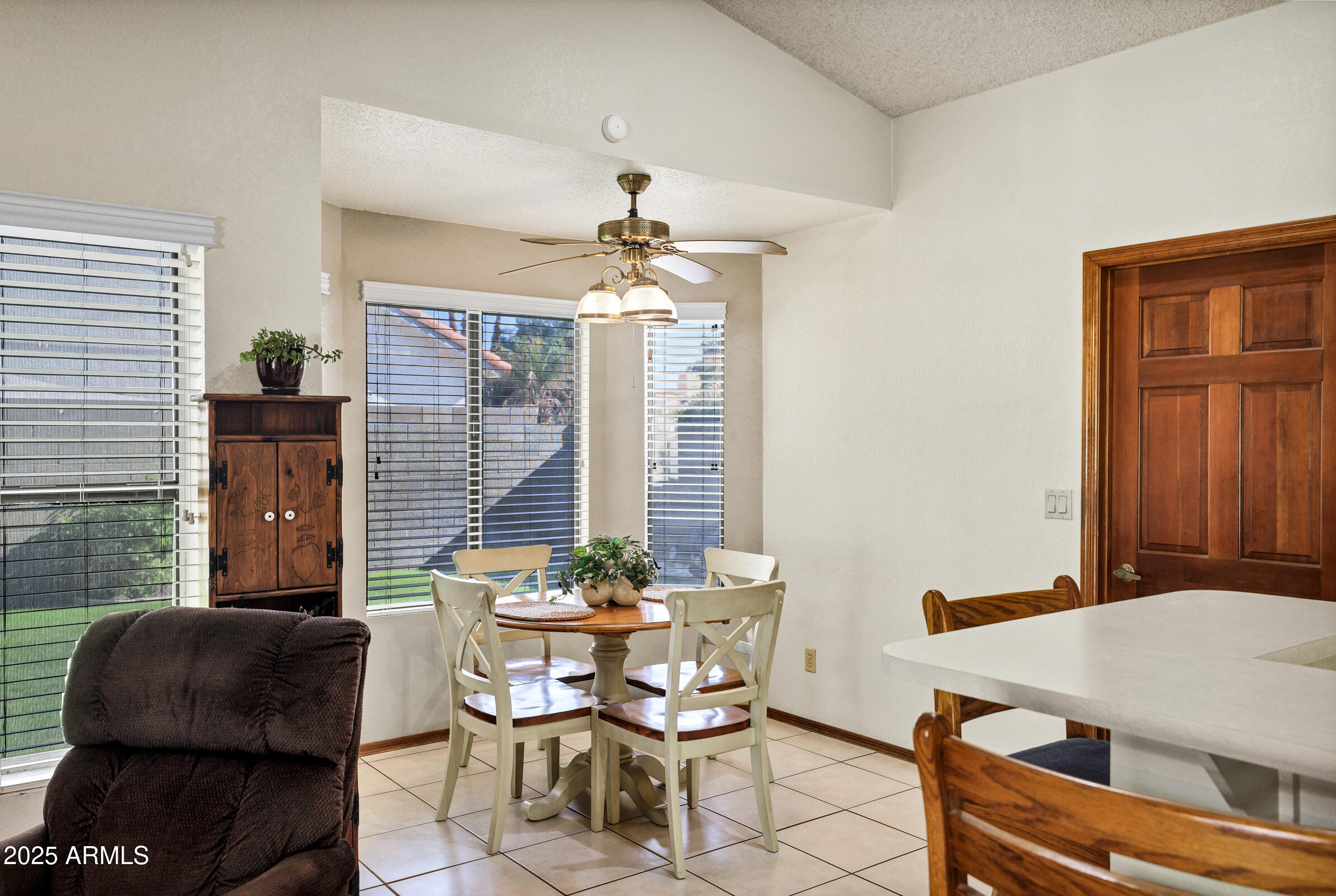 702 E AVENIDA SIERRA MADRE