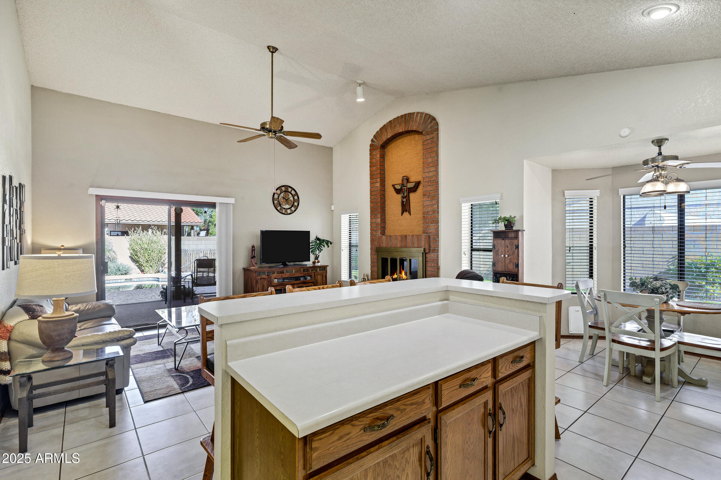 702 E AVENIDA SIERRA MADRE