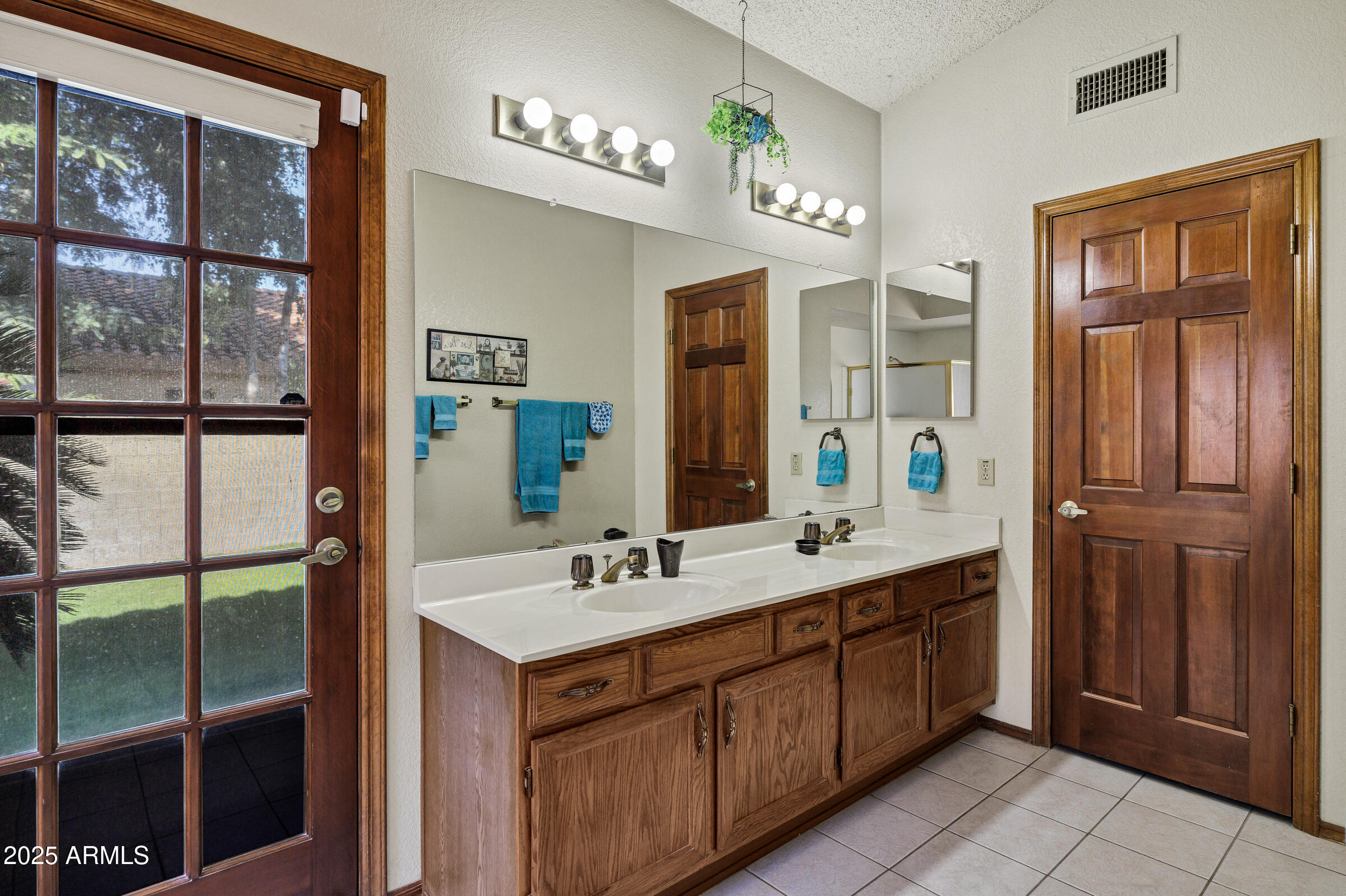 702 E AVENIDA SIERRA MADRE