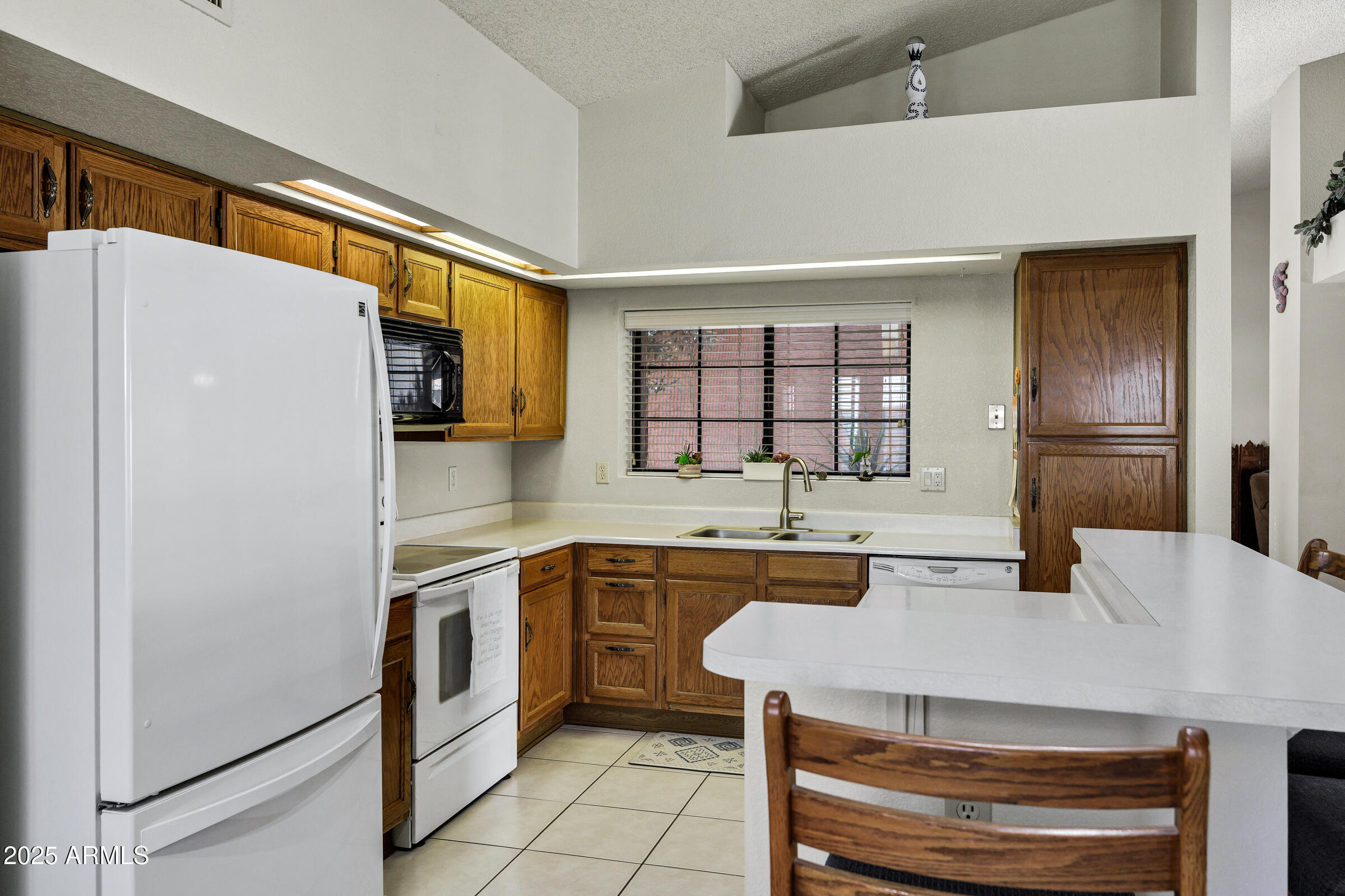 702 E AVENIDA SIERRA MADRE