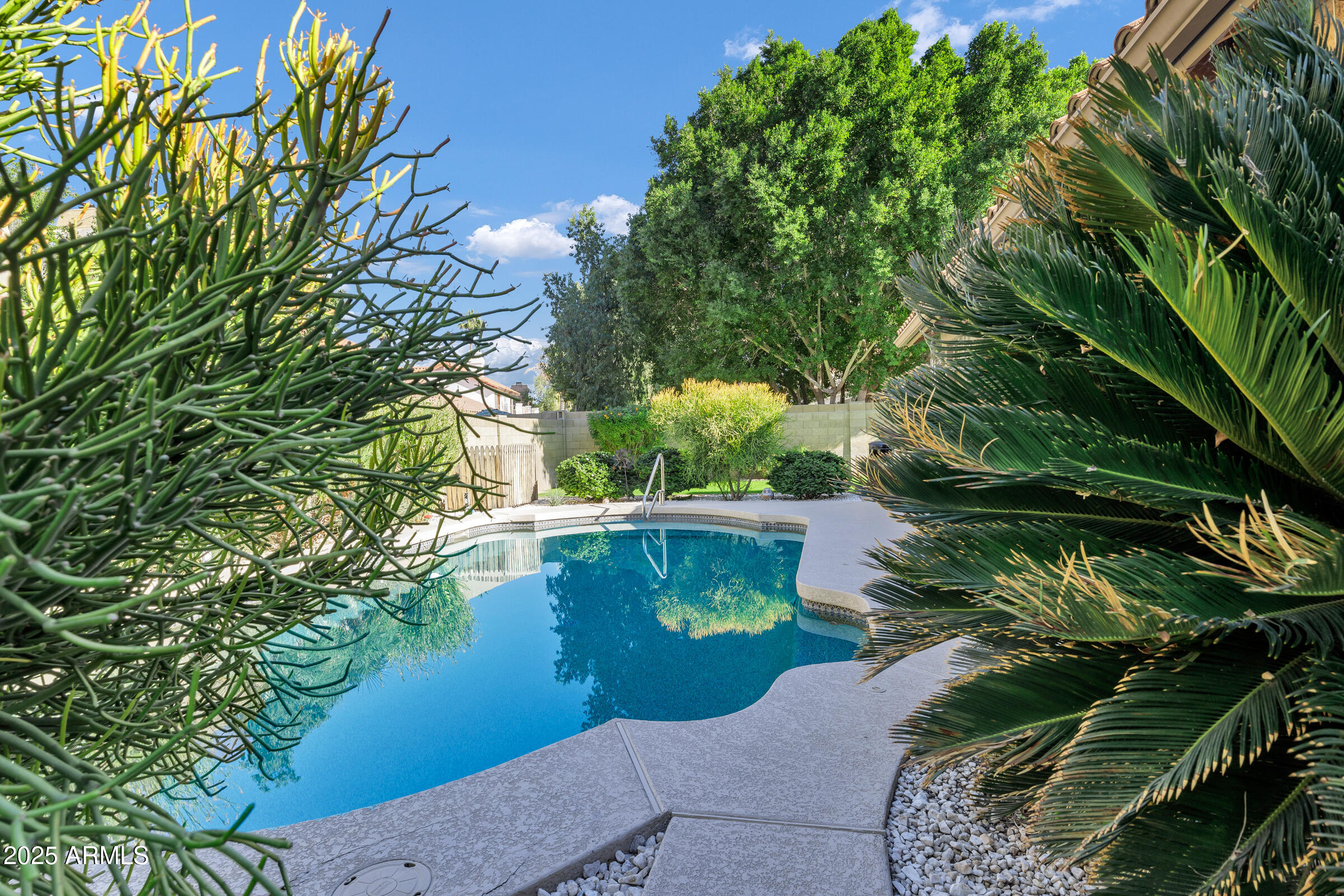 702 E AVENIDA SIERRA MADRE