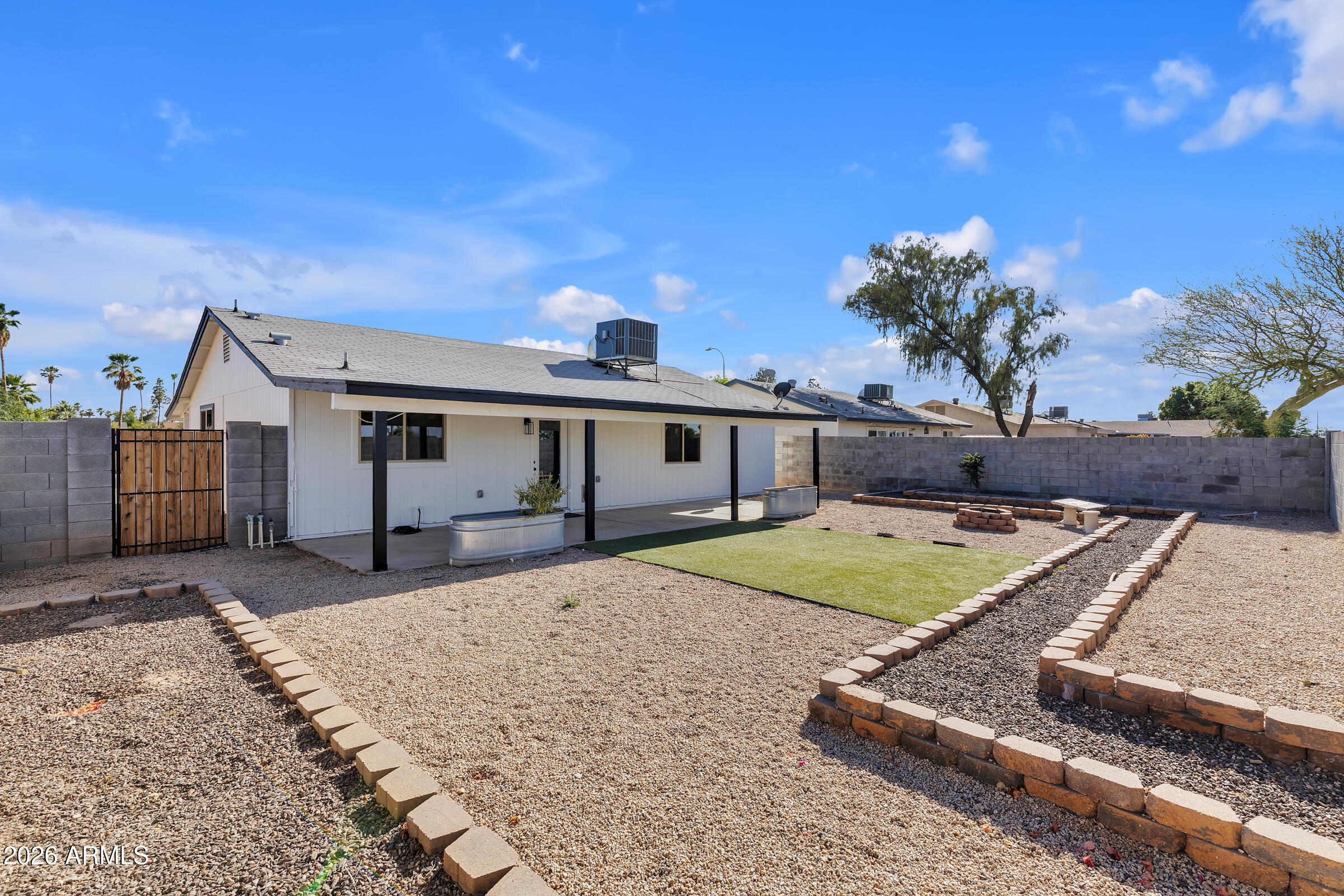 2016 W HERMOSA Drive