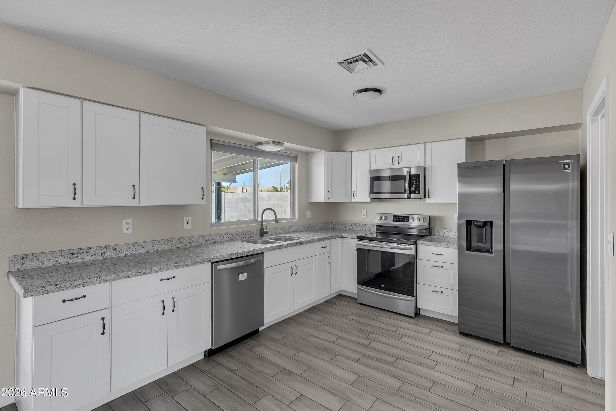 2016 W HERMOSA Drive