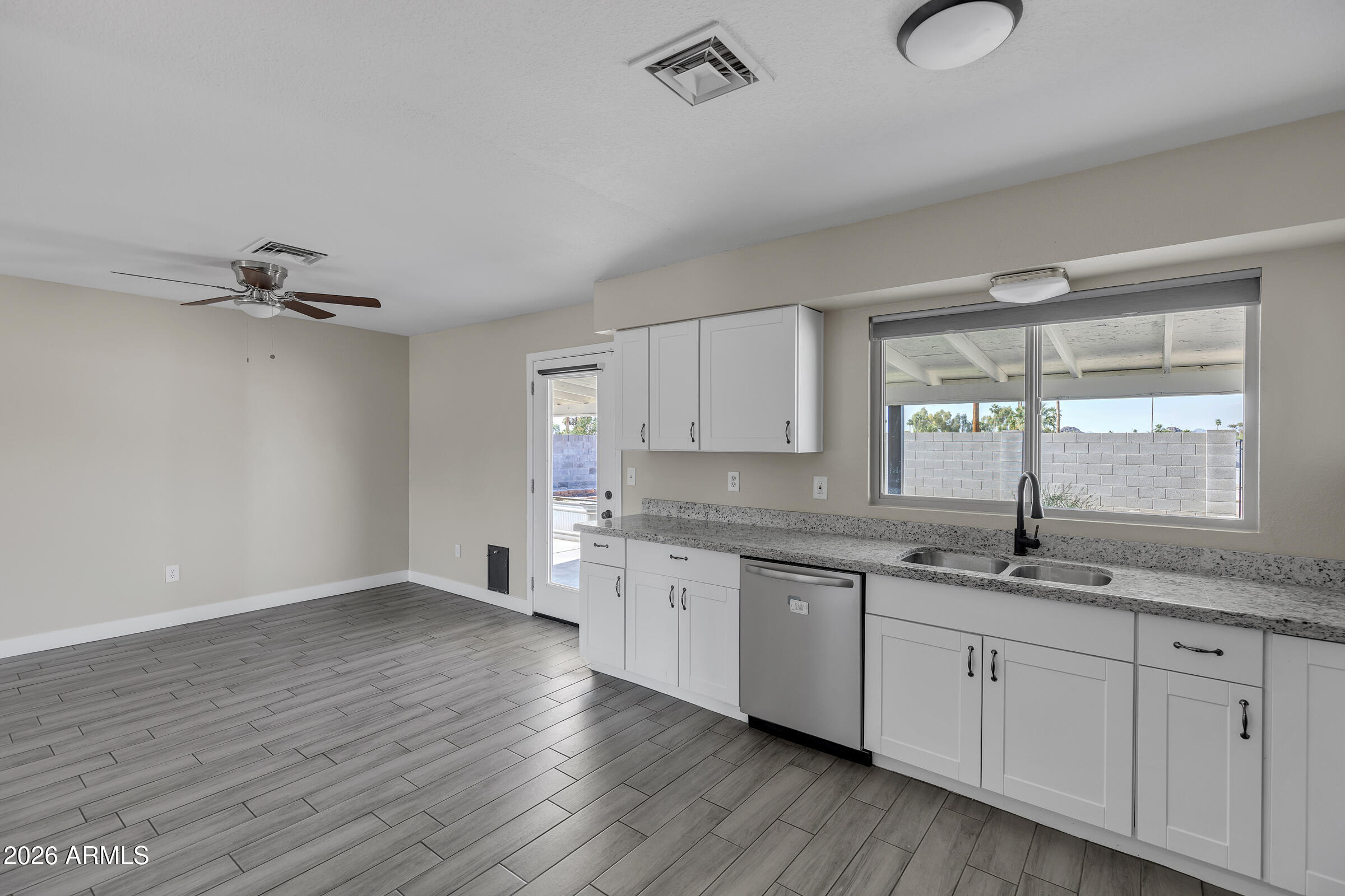 2016 W HERMOSA Drive