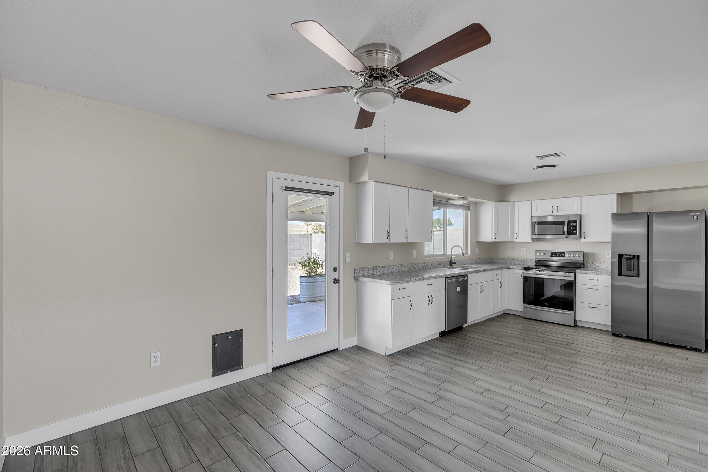 2016 W HERMOSA Drive