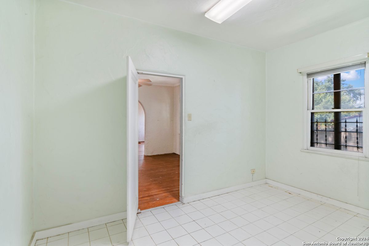 123 W LULLWOOD AVE