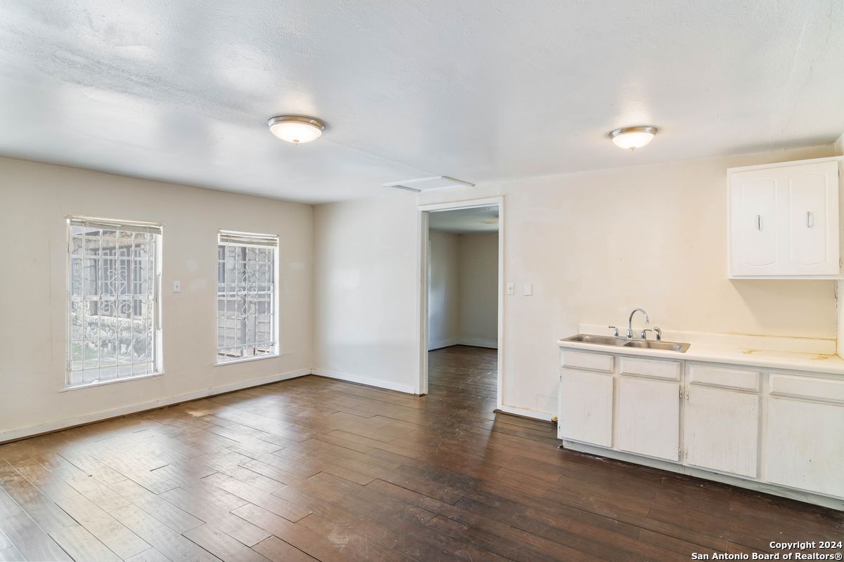 123 W LULLWOOD AVE