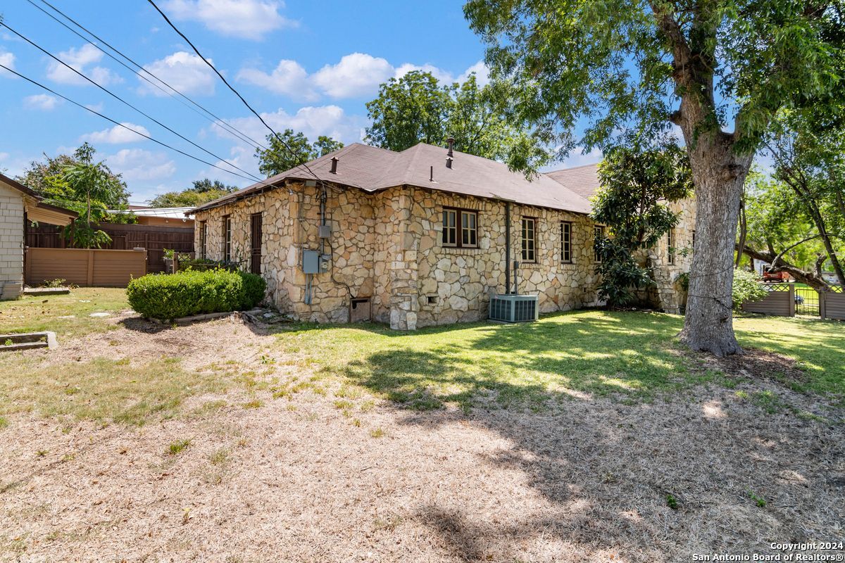 123 W LULLWOOD AVE