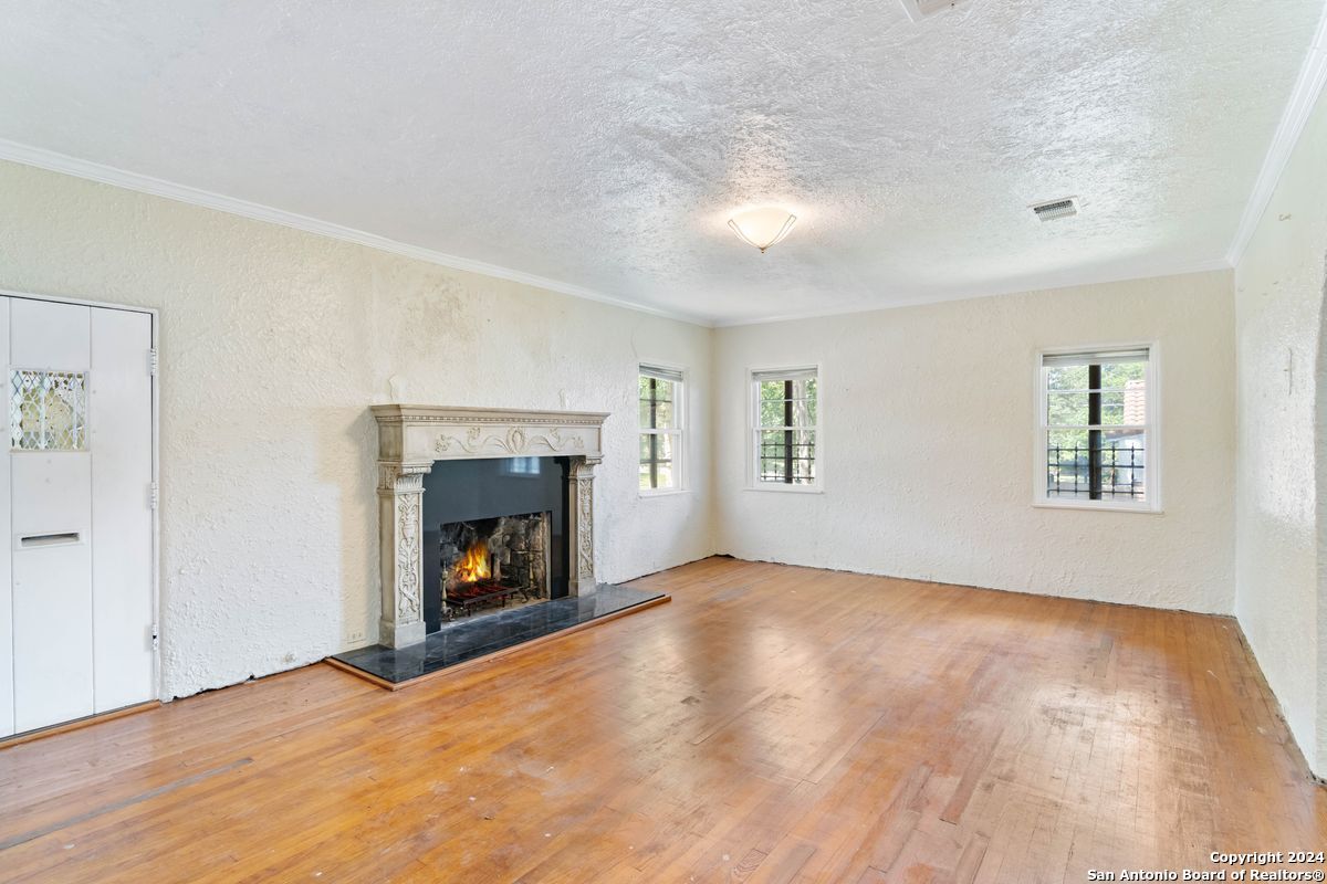 123 W LULLWOOD AVE