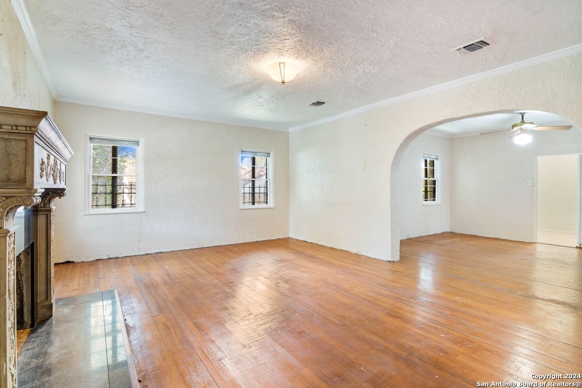 123 W LULLWOOD AVE