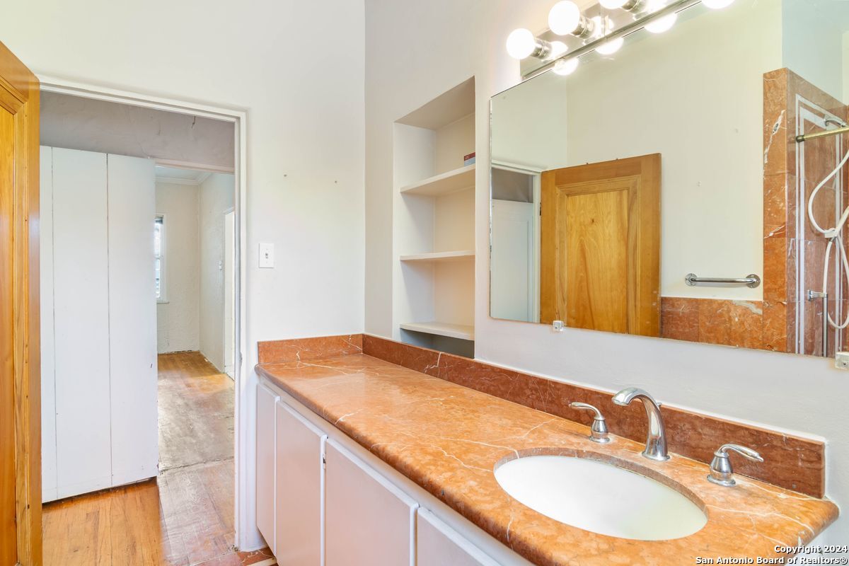 123 W LULLWOOD AVE