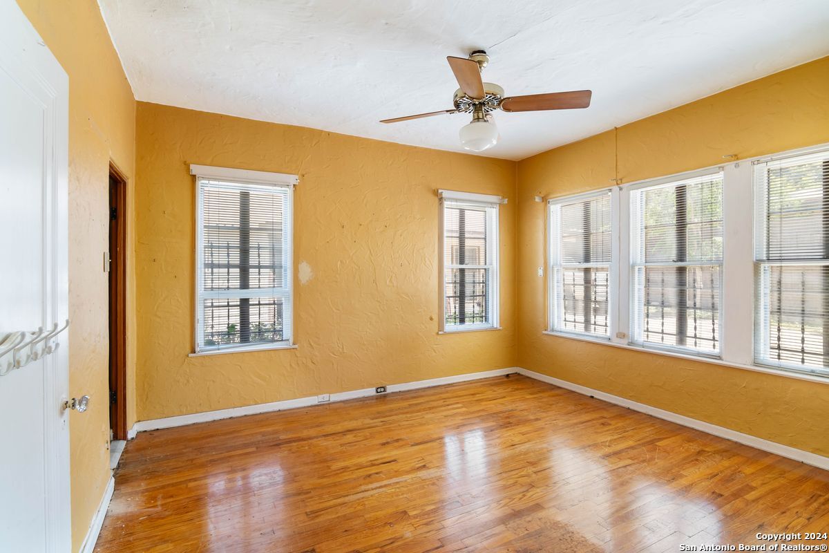 123 W LULLWOOD AVE