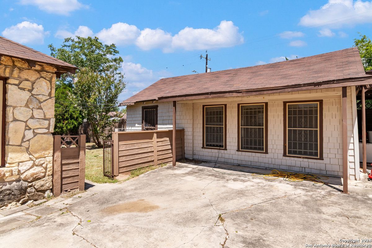 123 W LULLWOOD AVE
