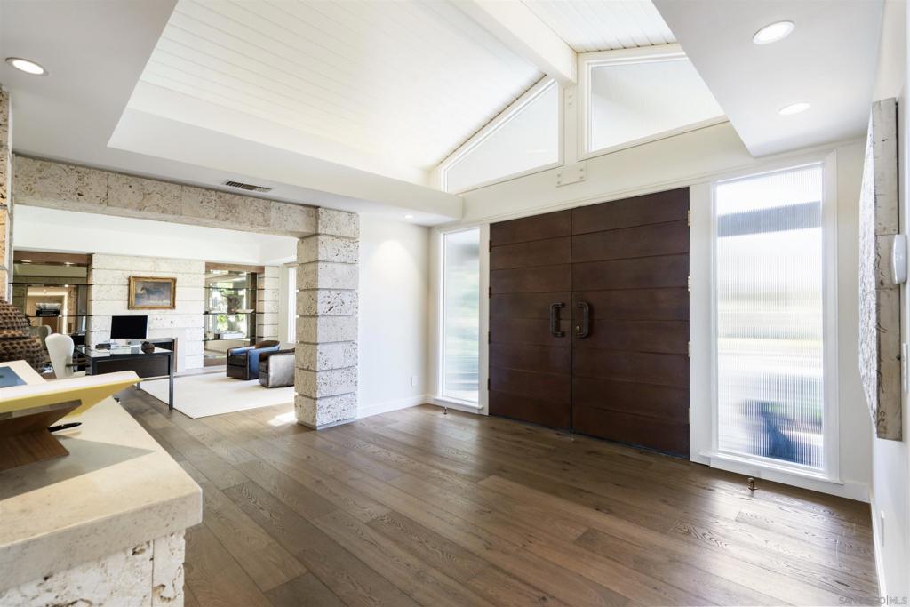 5295 Avenida Maravillas