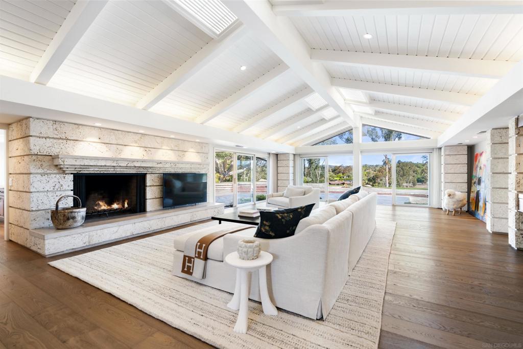 5295 Avenida Maravillas