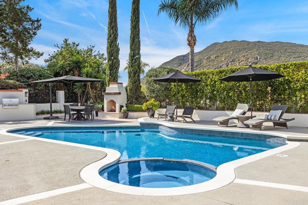 3303 Avenida Hacienda