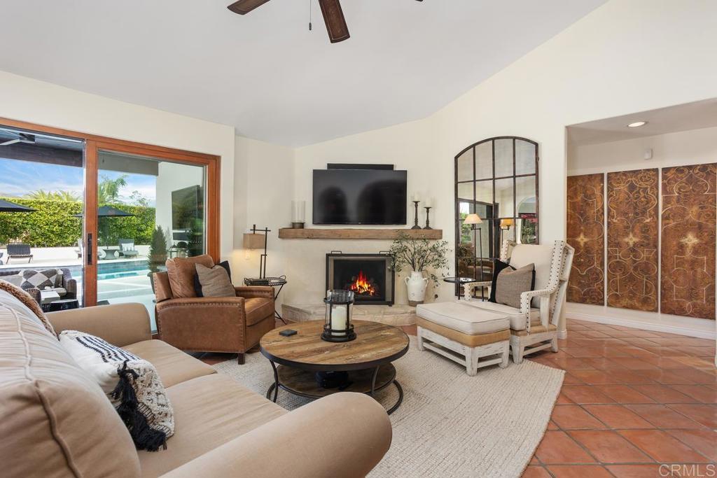 3303 Avenida Hacienda