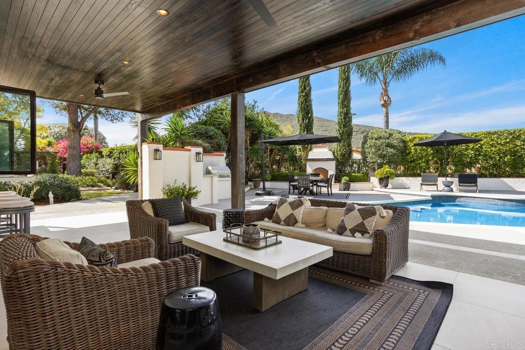 3303 Avenida Hacienda