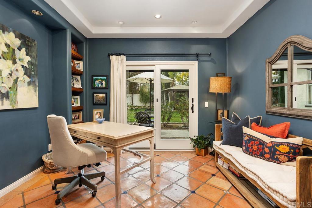 3303 Avenida Hacienda