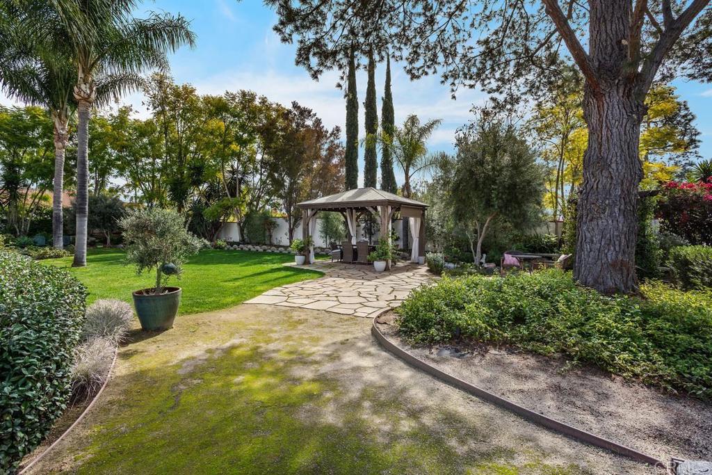 3303 Avenida Hacienda