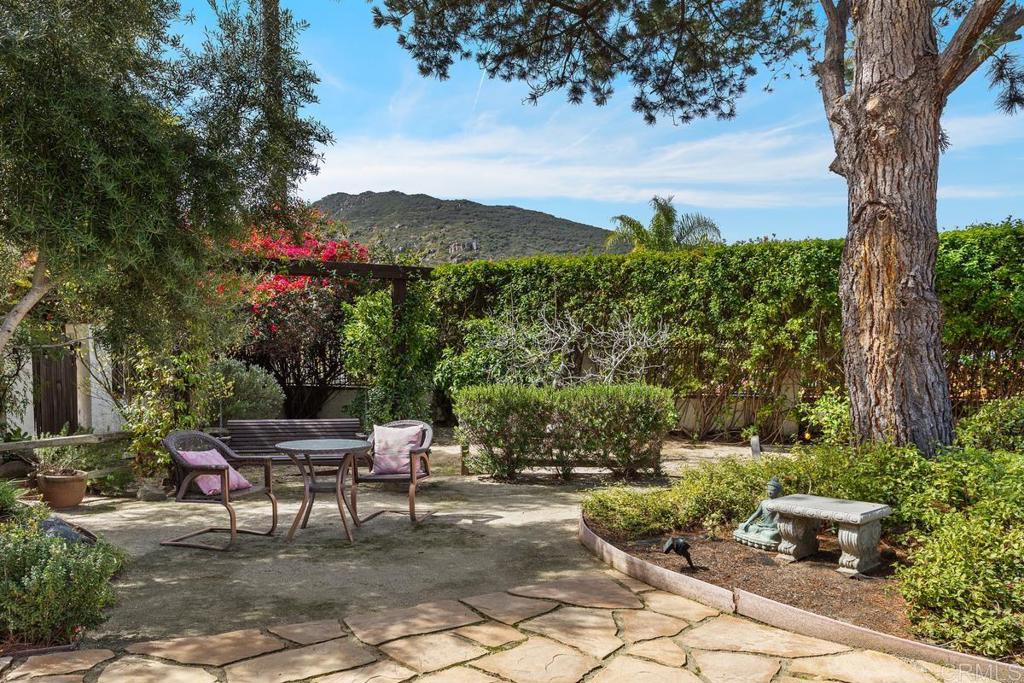 3303 Avenida Hacienda