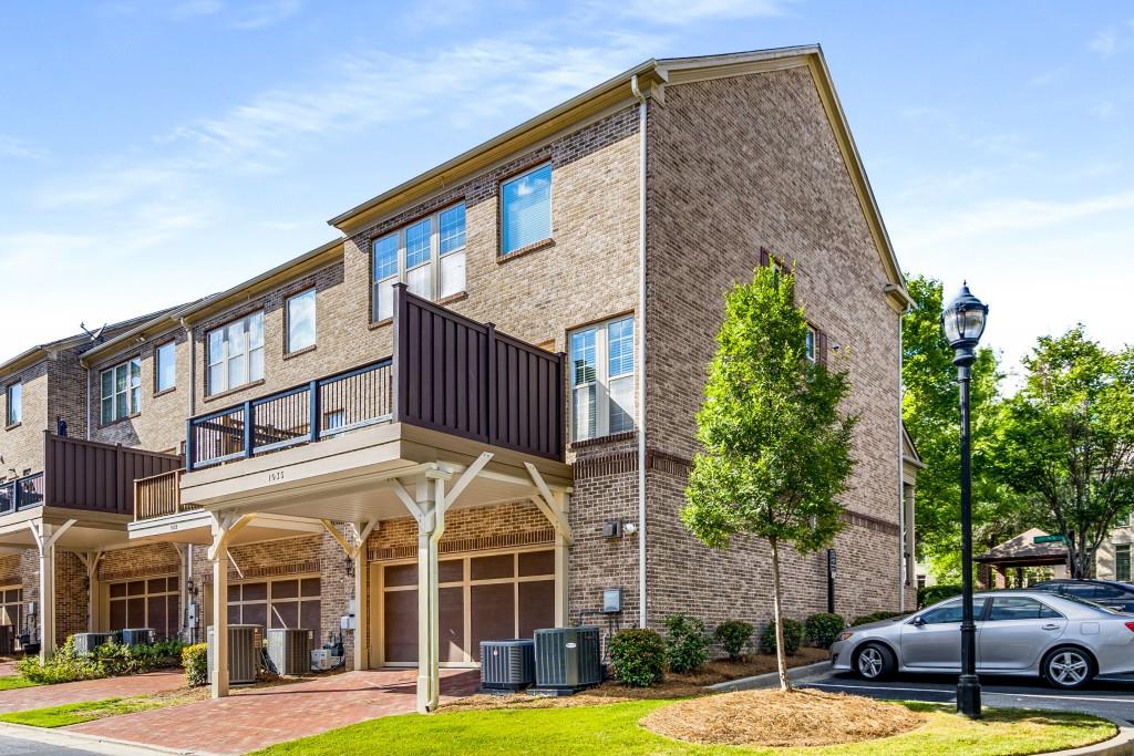 1035 E Paces Lane