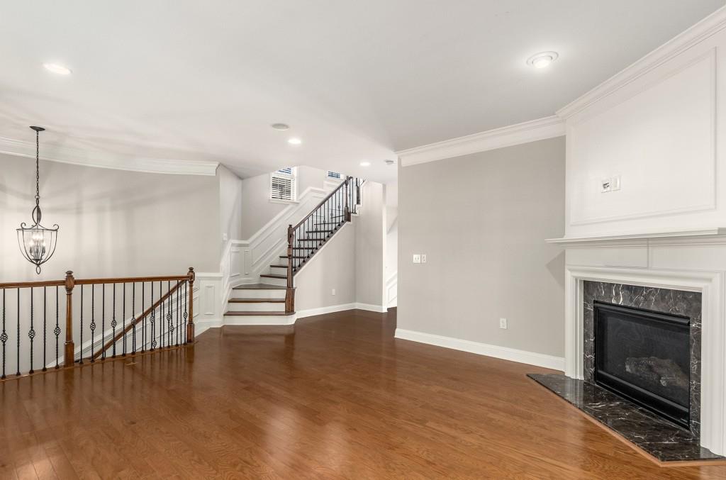1035 E Paces Lane