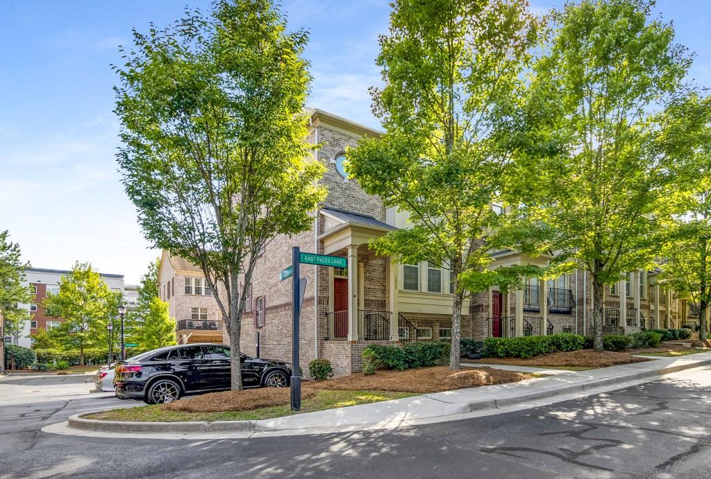 1035 E Paces Lane