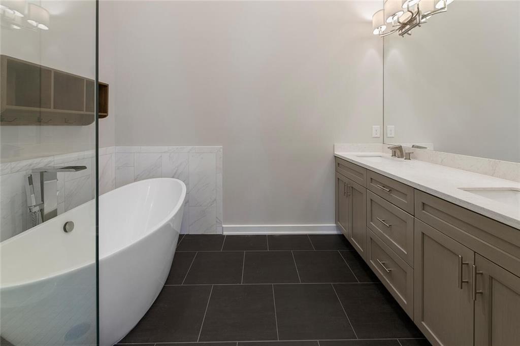 827 Canterbury Overlook NE