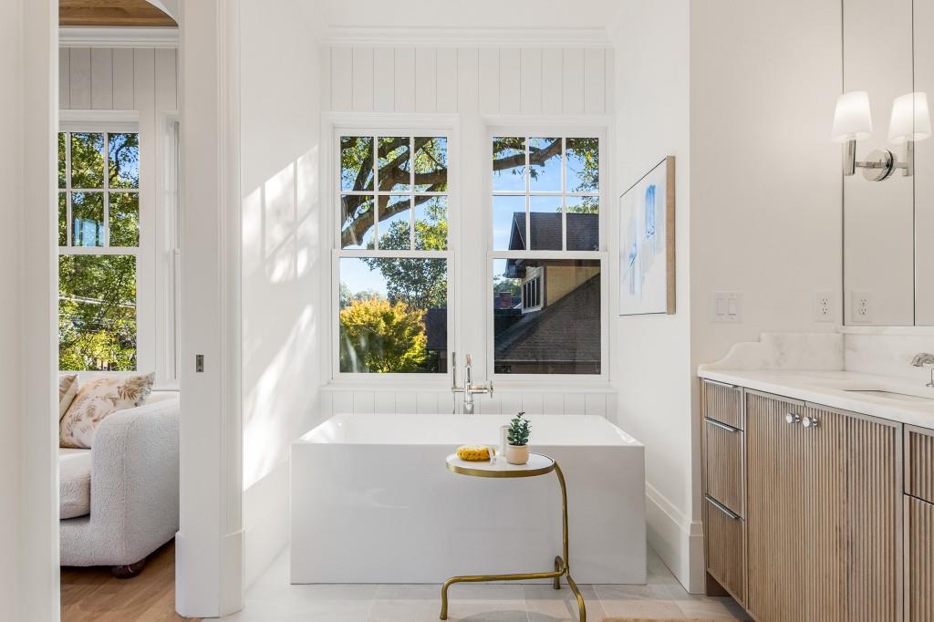 1323 N Highland Avenue NE