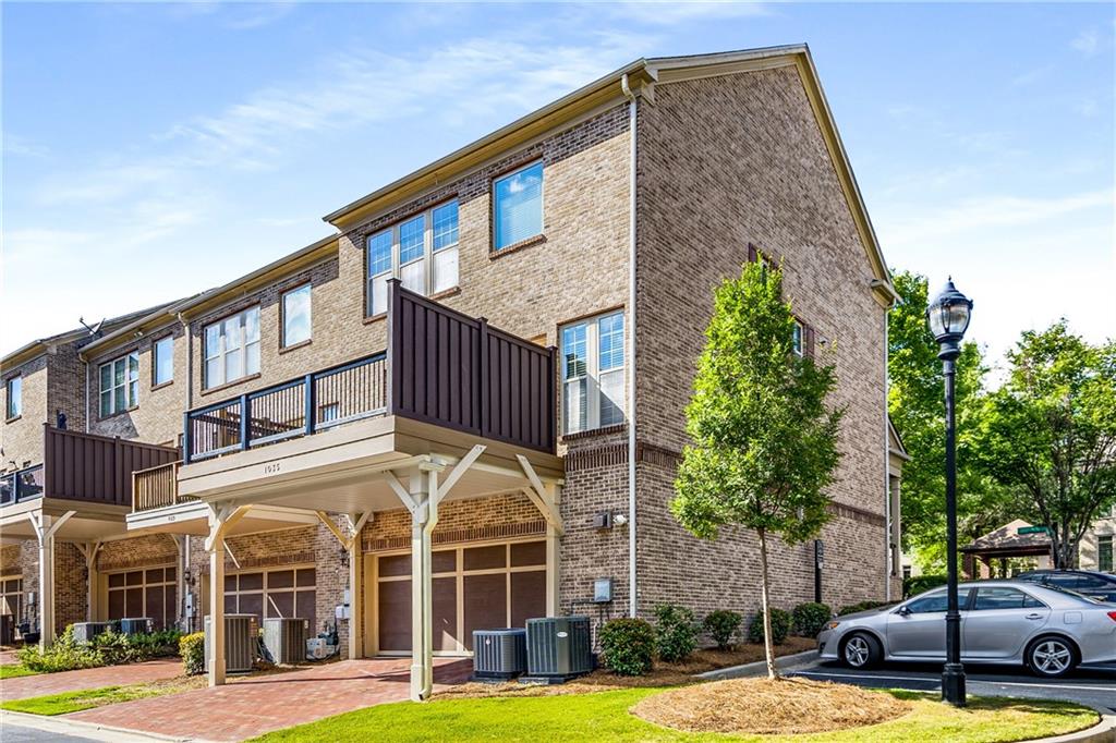 1035 E Paces Lane NE