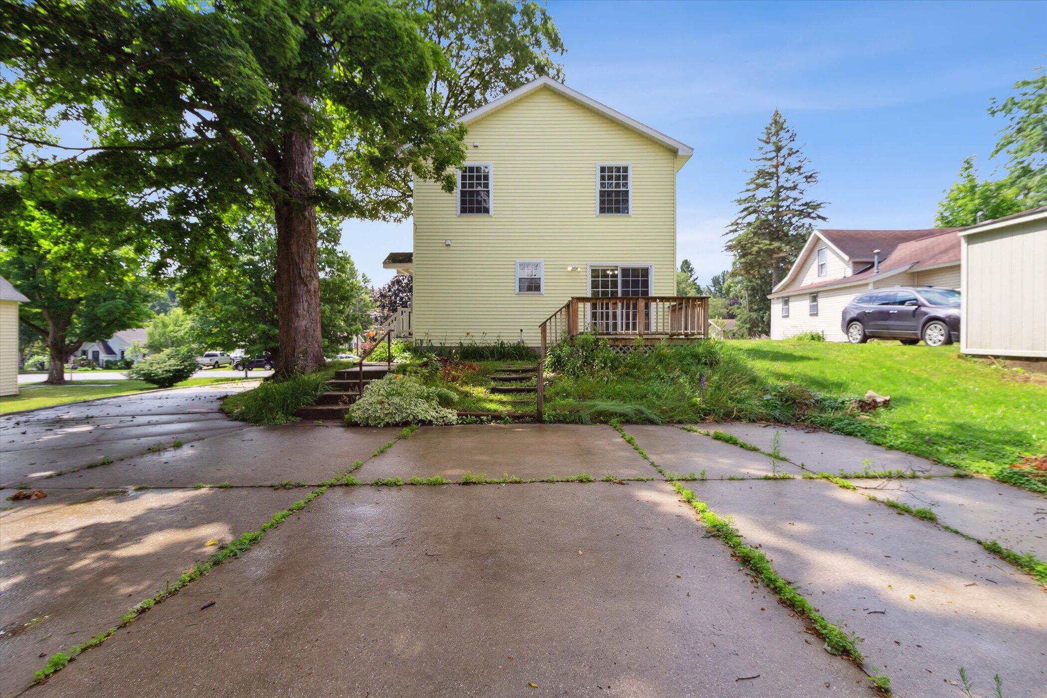 538 W Upton