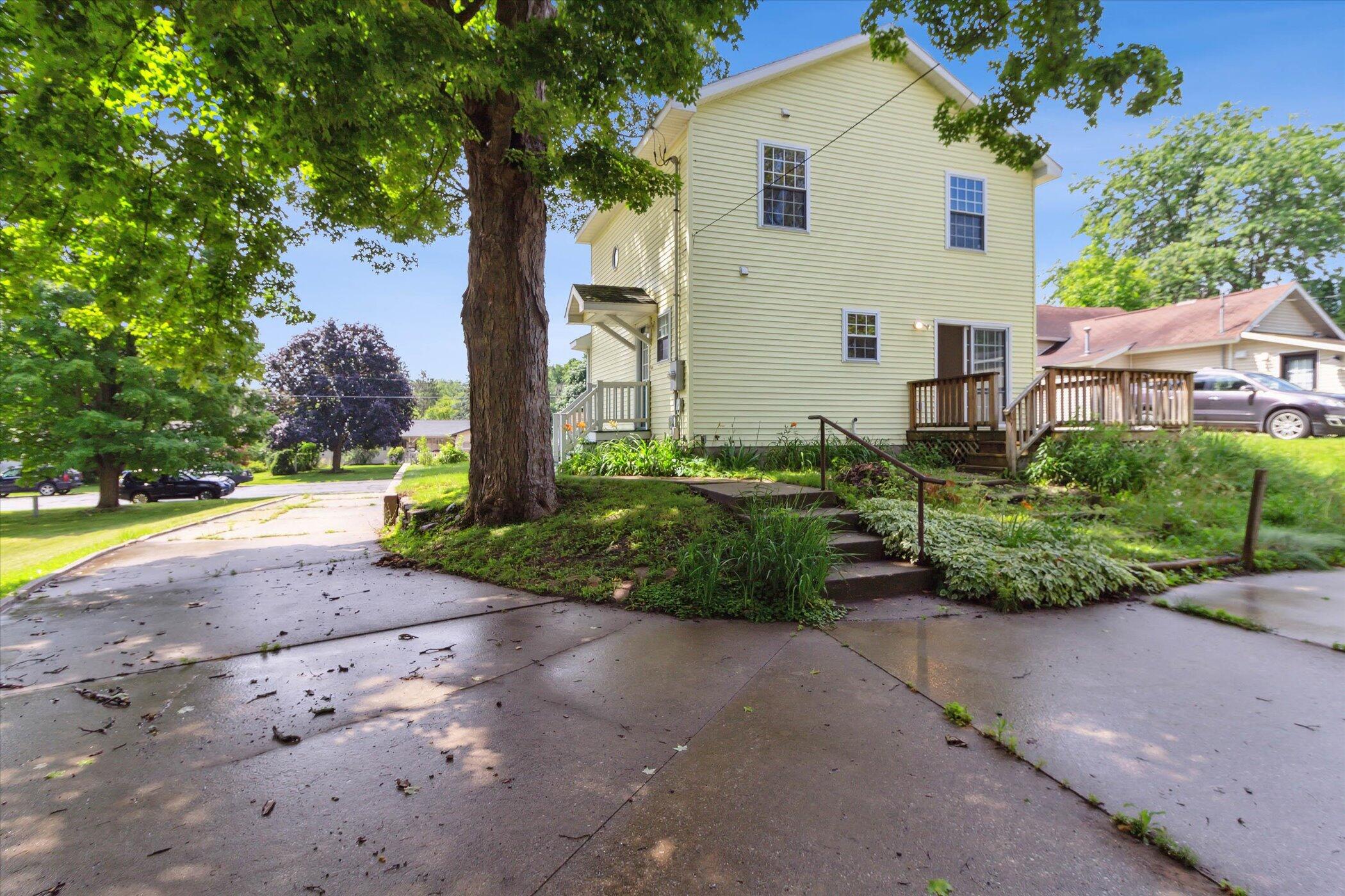 538 W Upton