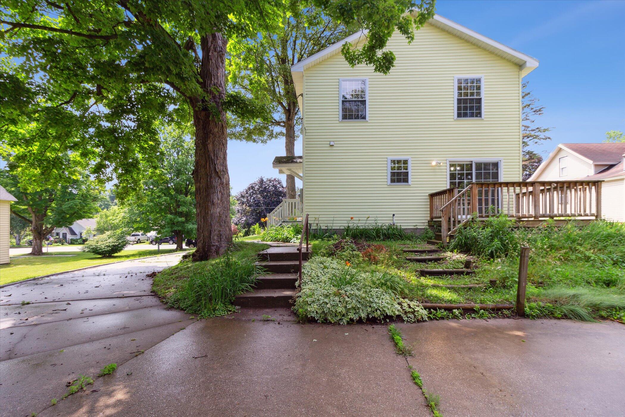538 W Upton