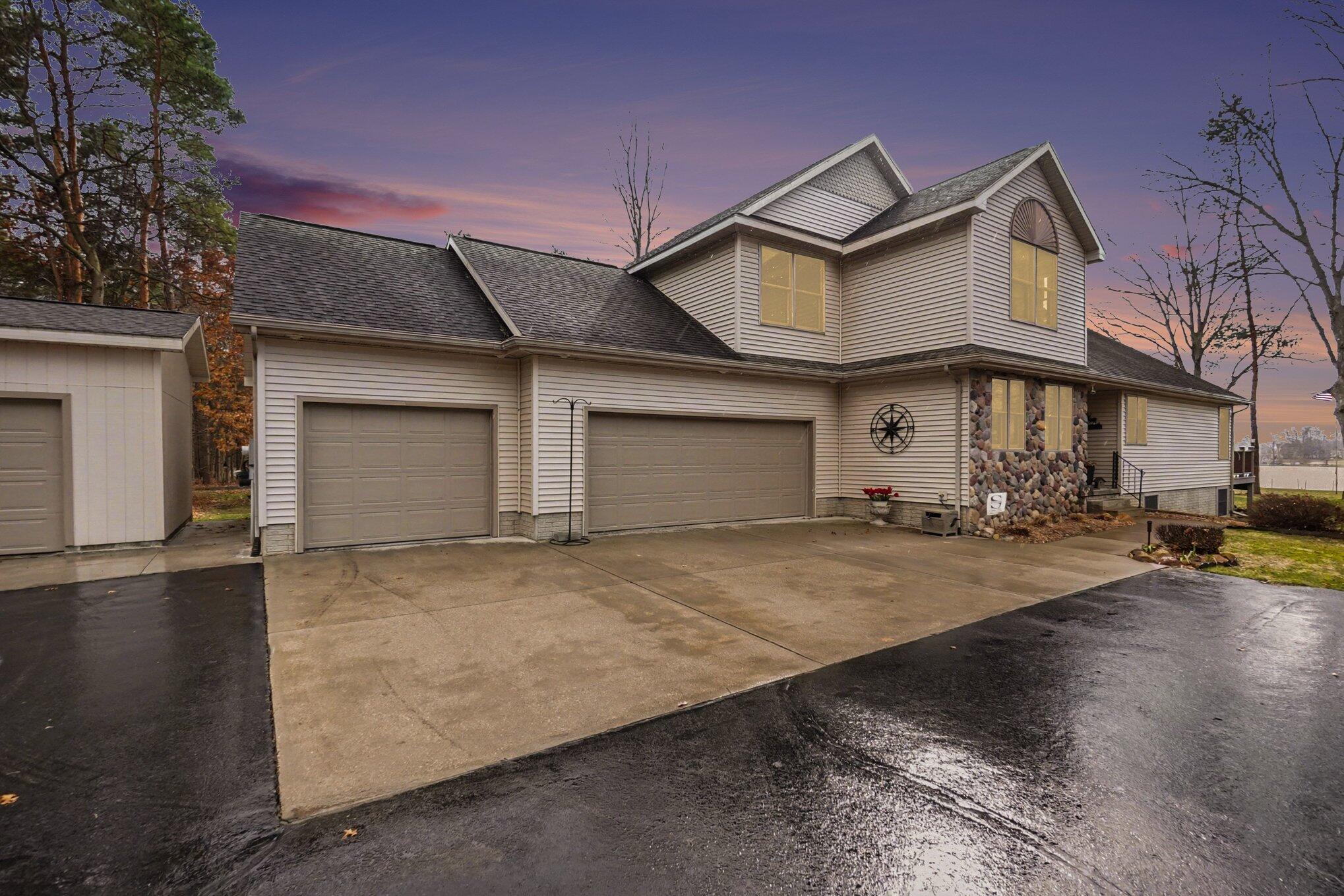 10085 Holly Lane
