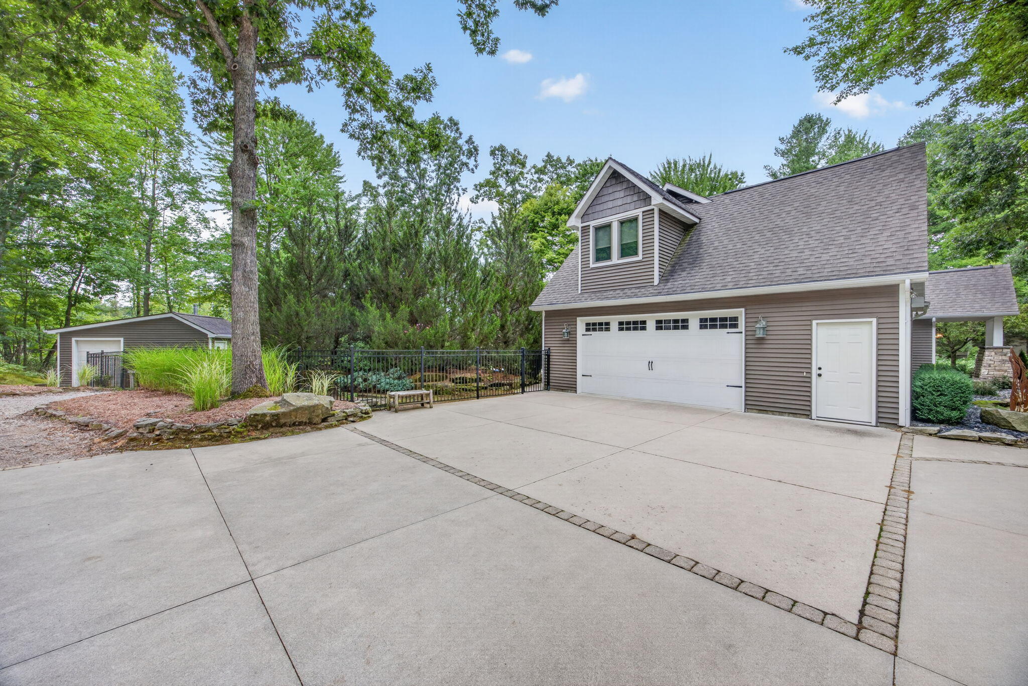 9443 Clubhouse Drive W