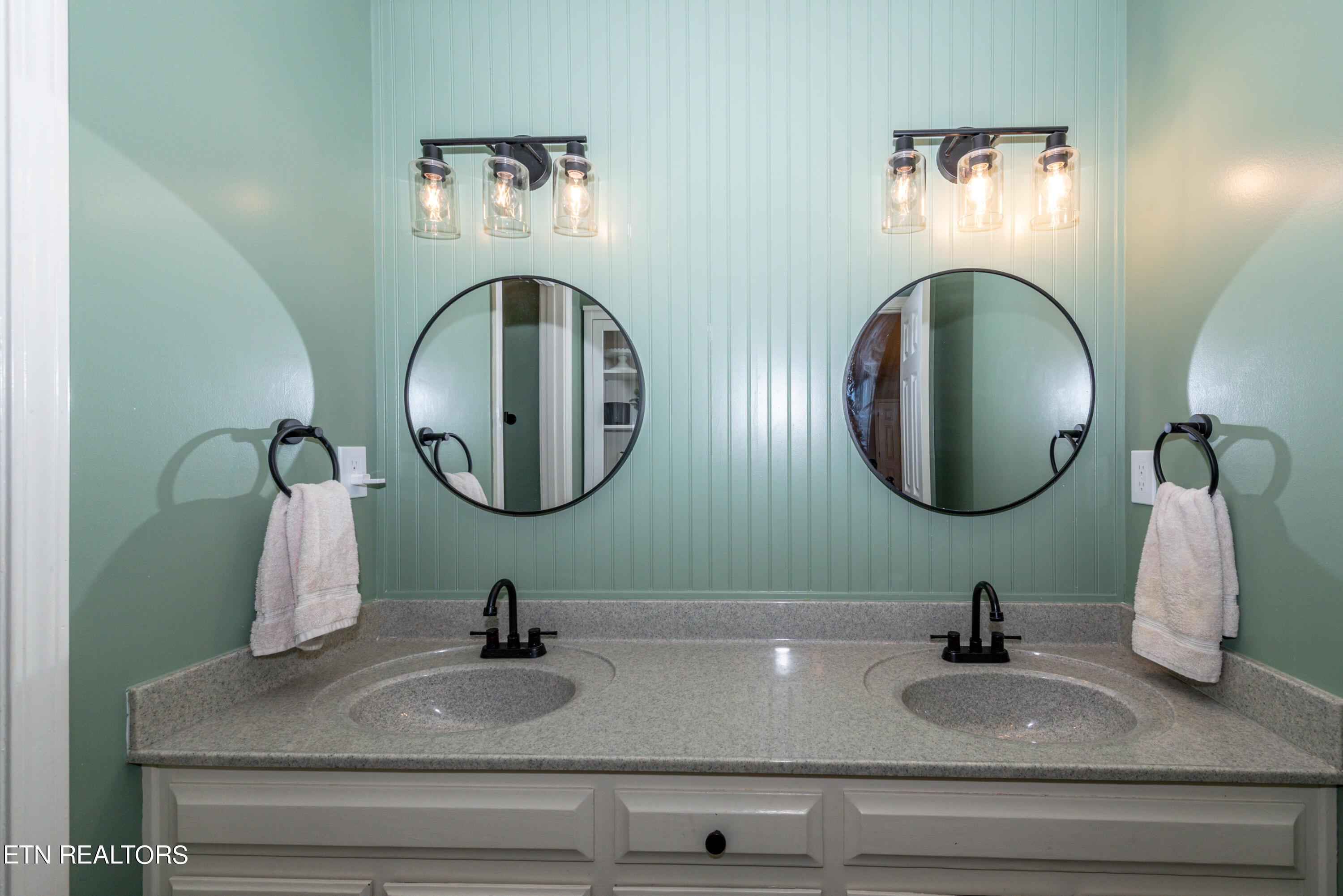 702 Knights Bridge Rd