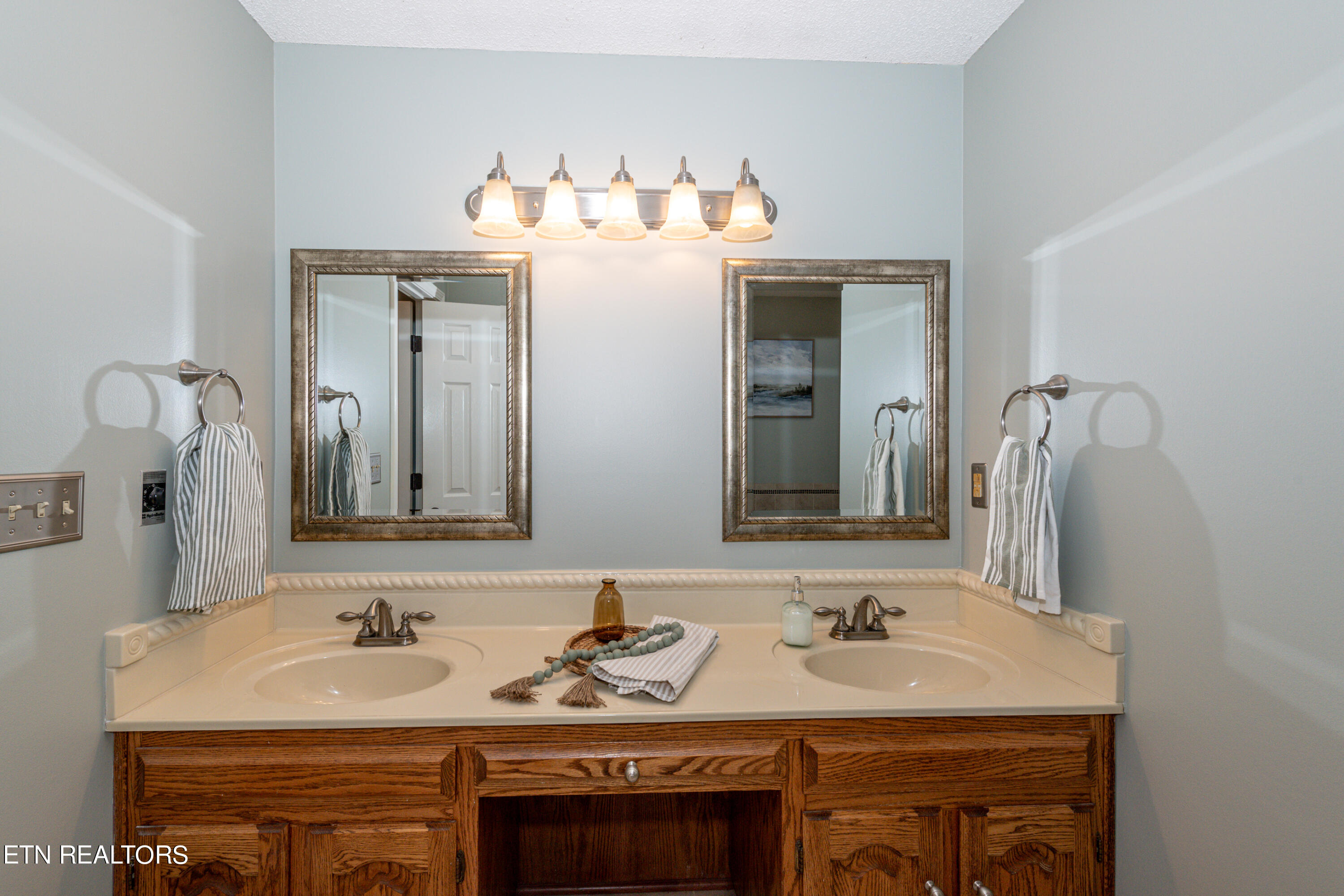 702 Knights Bridge Rd