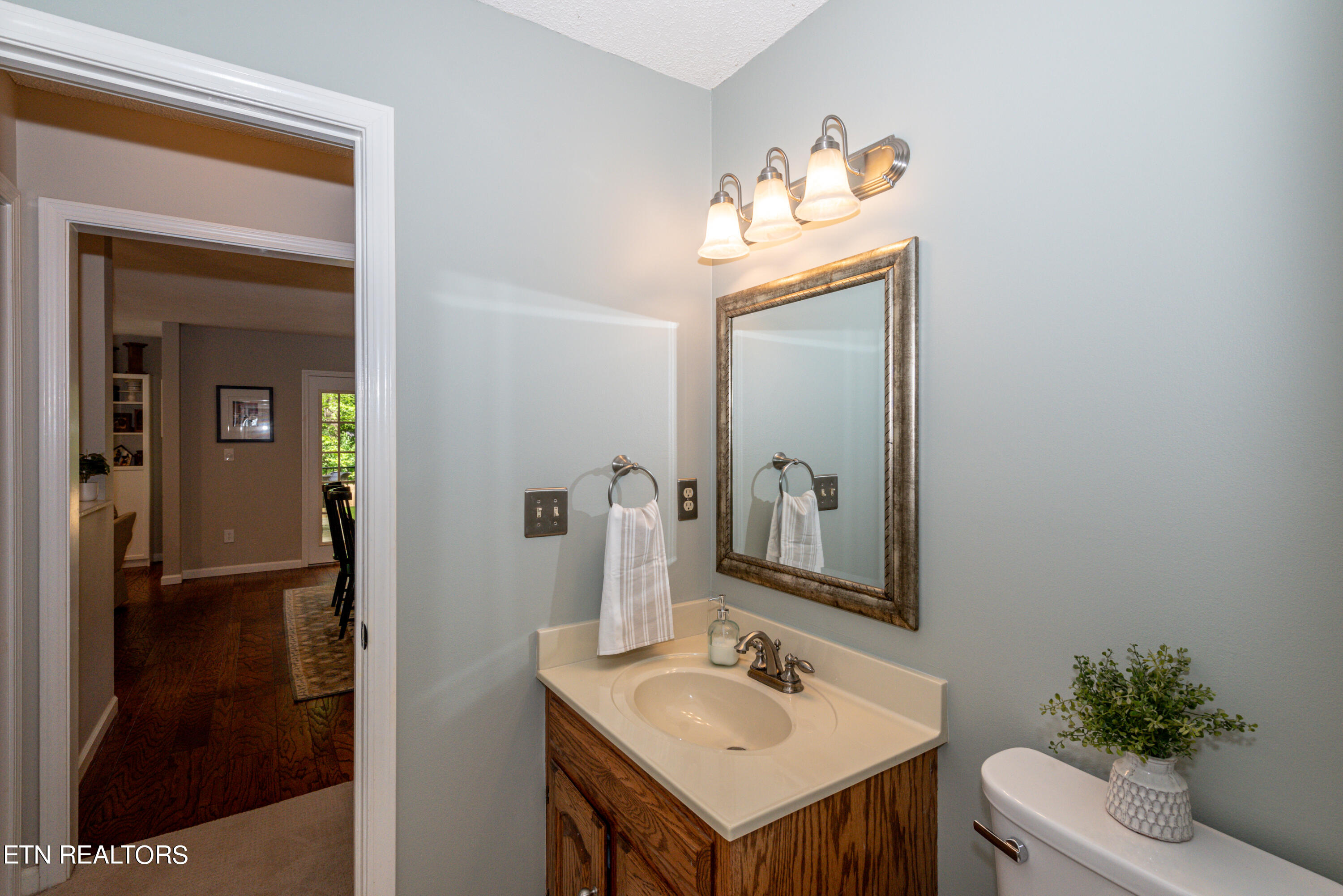 702 Knights Bridge Rd