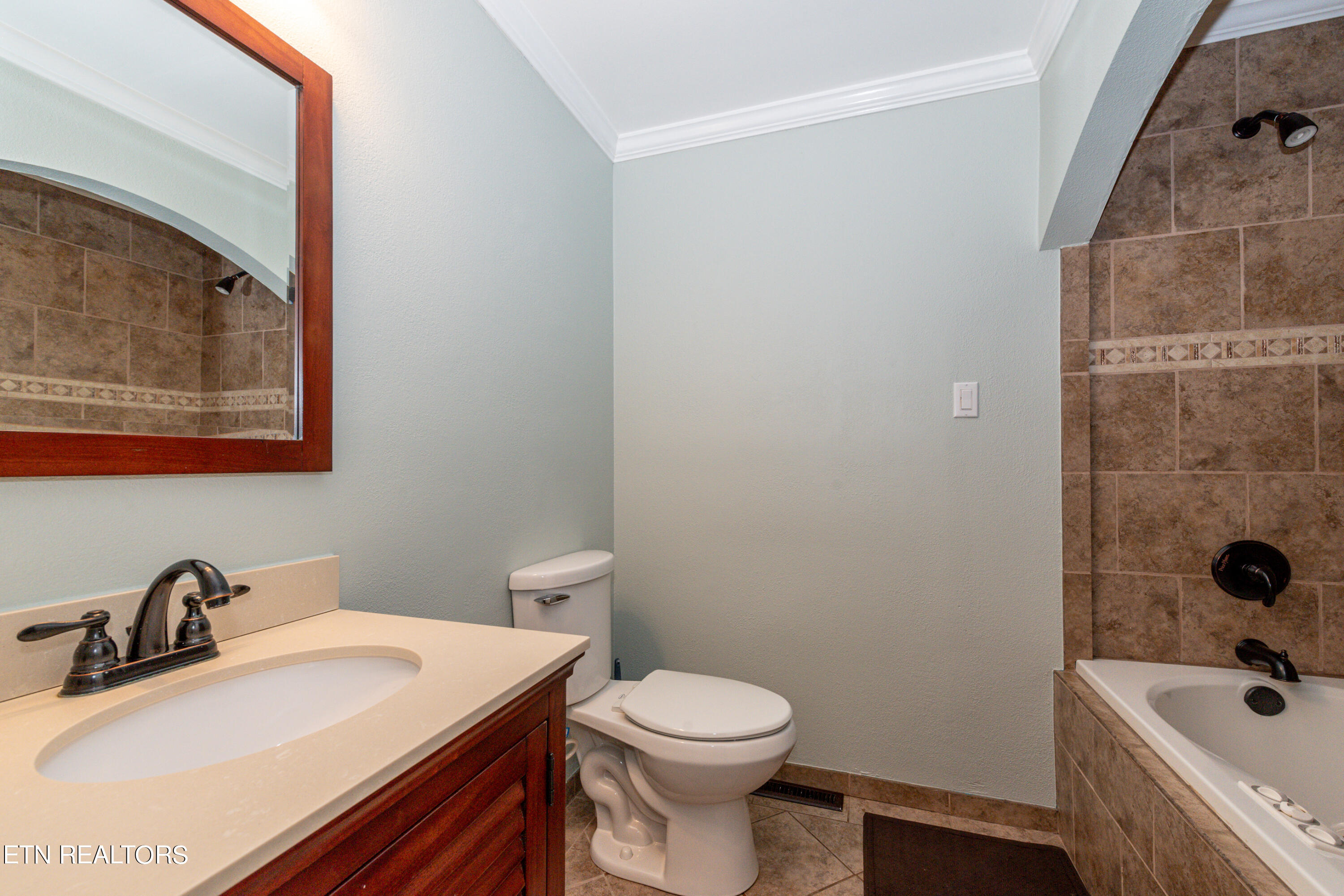 2210 Canterbury Circle