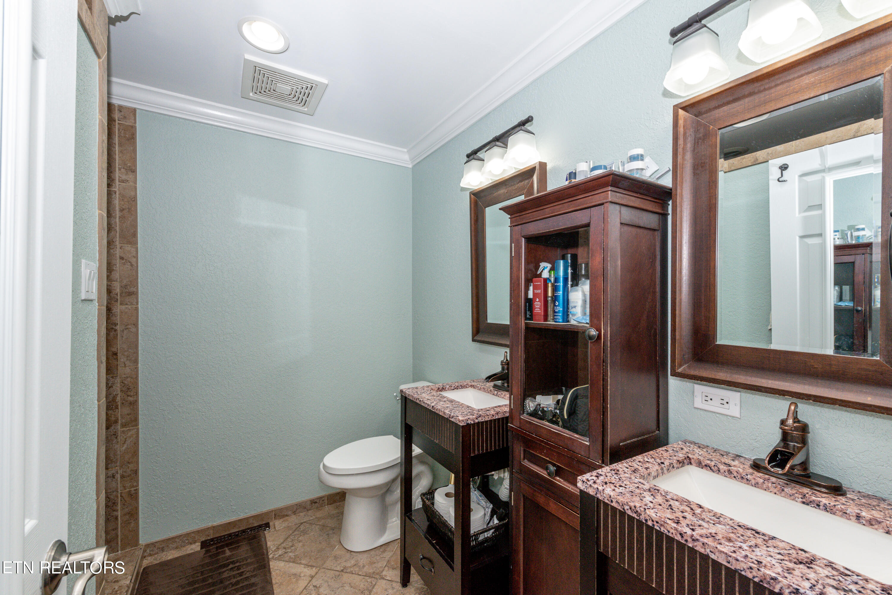 2210 Canterbury Circle