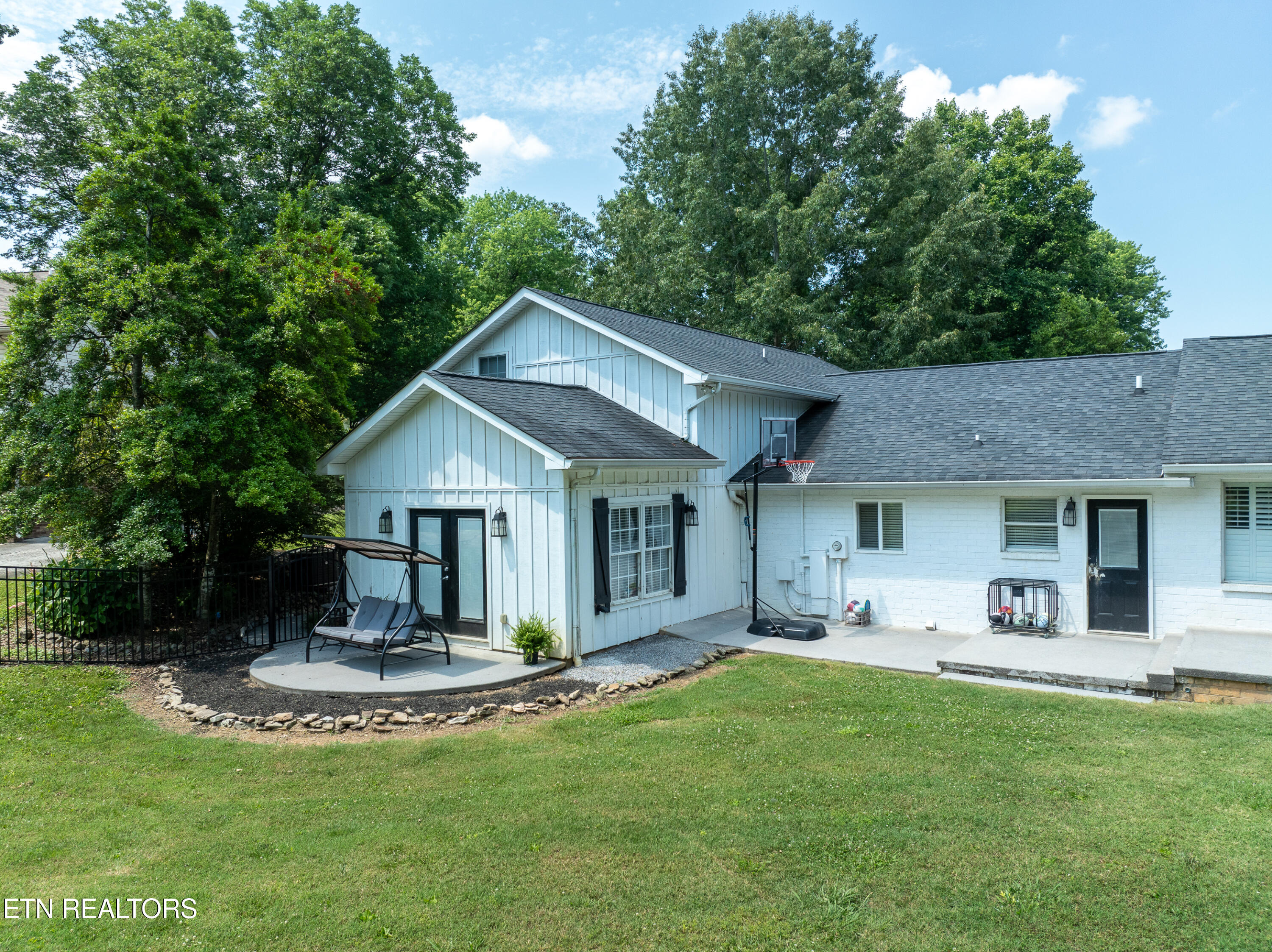 2210 Canterbury Circle