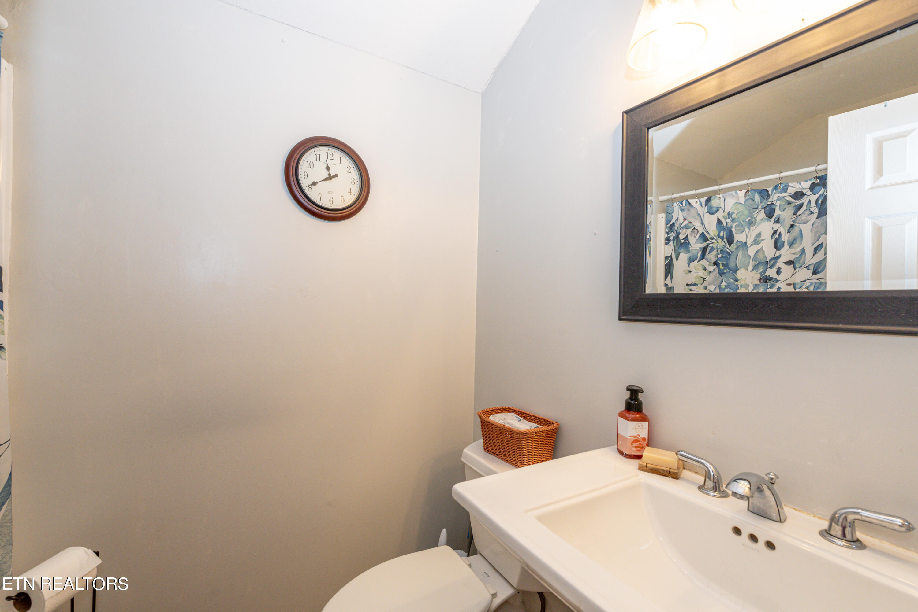 2210 Canterbury Circle