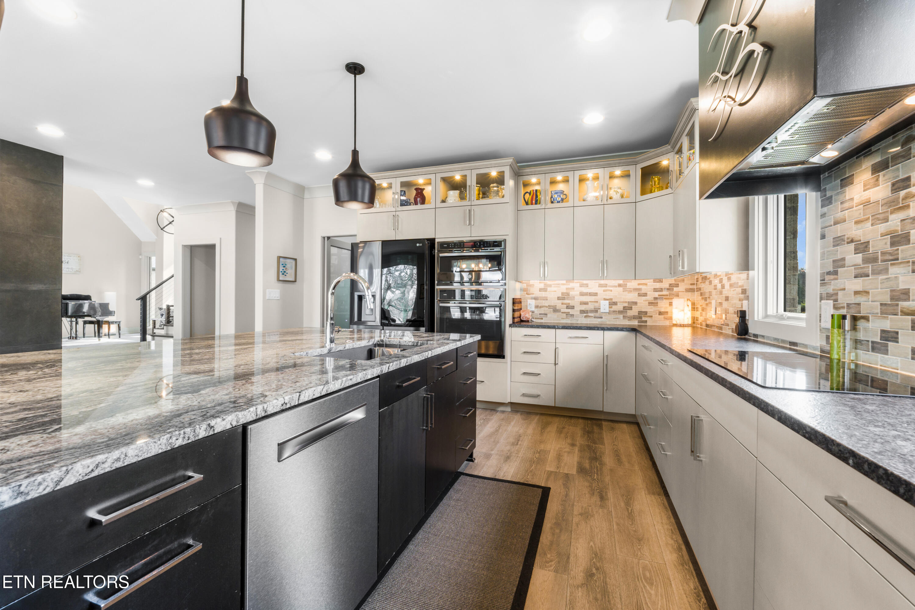 3702 Promontory Point