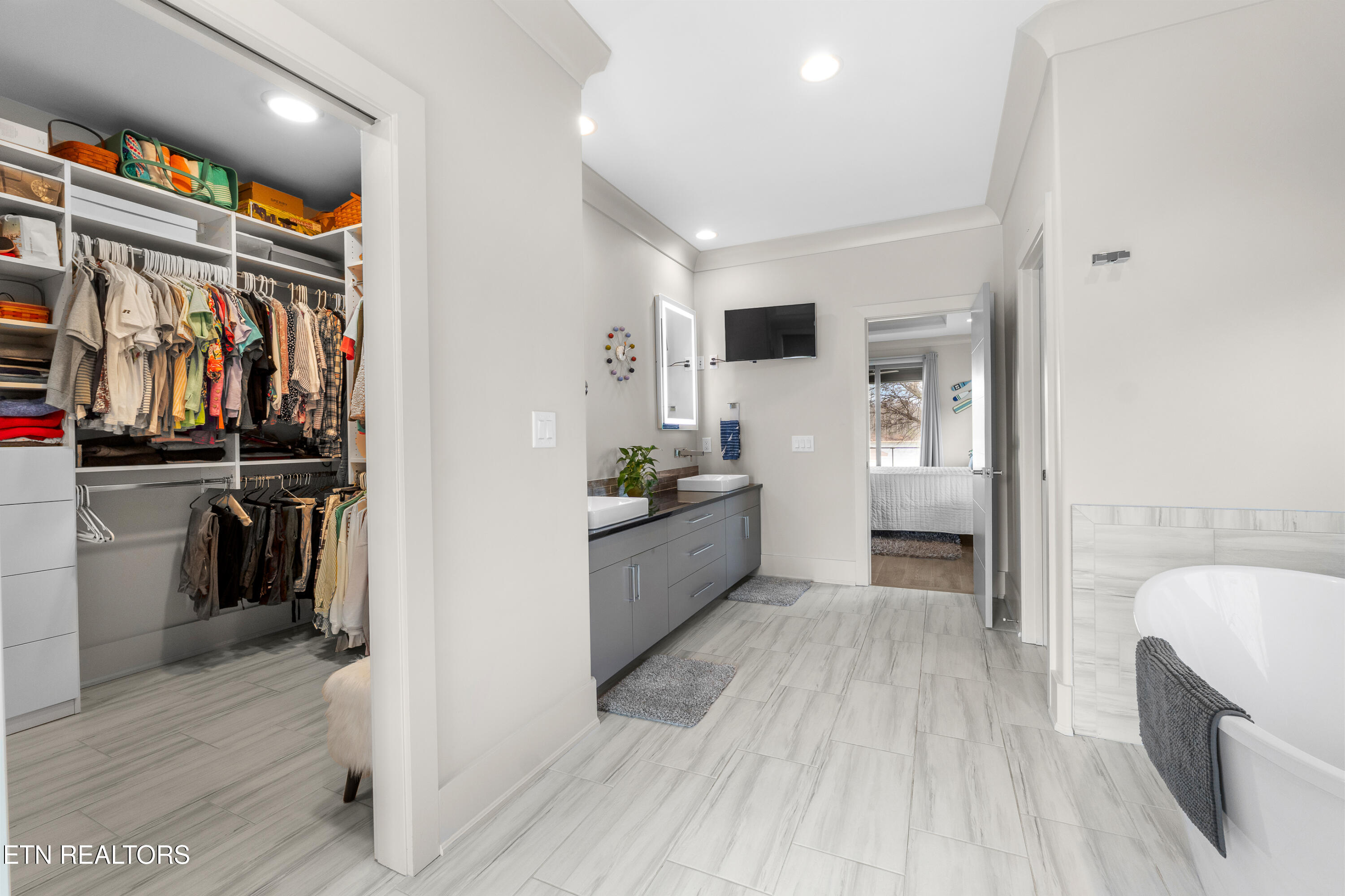 3702 Promontory Point