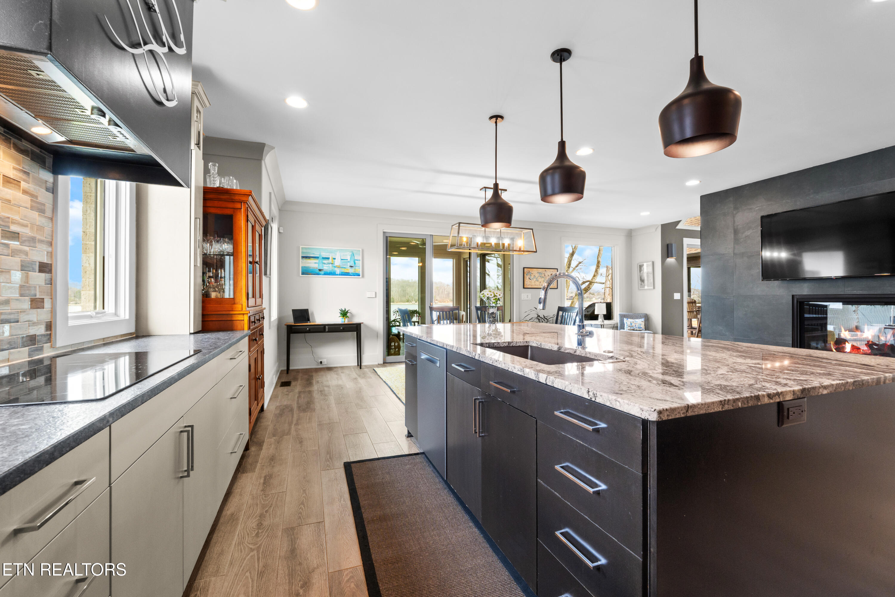 3702 Promontory Point