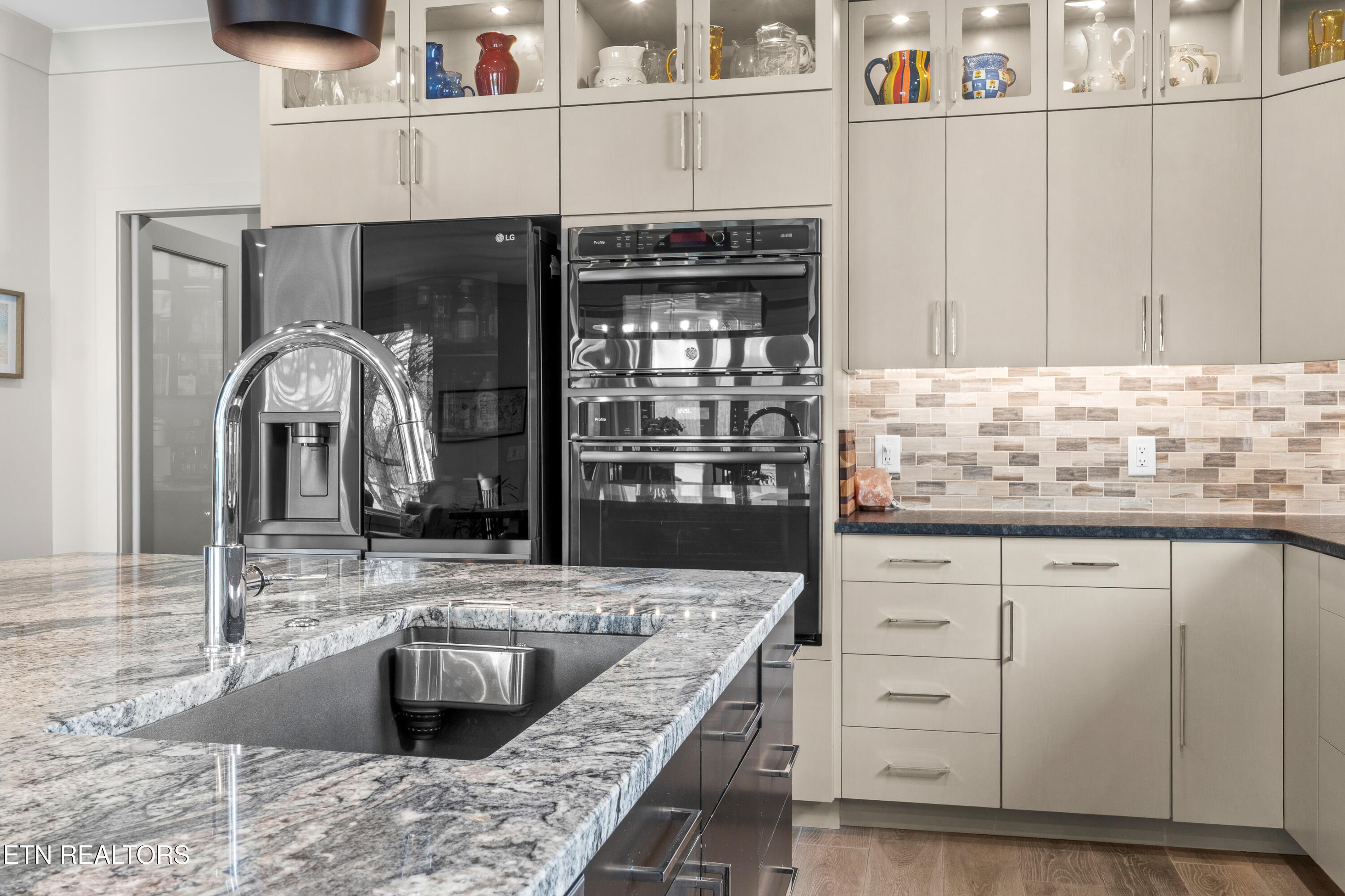 3702 Promontory Point