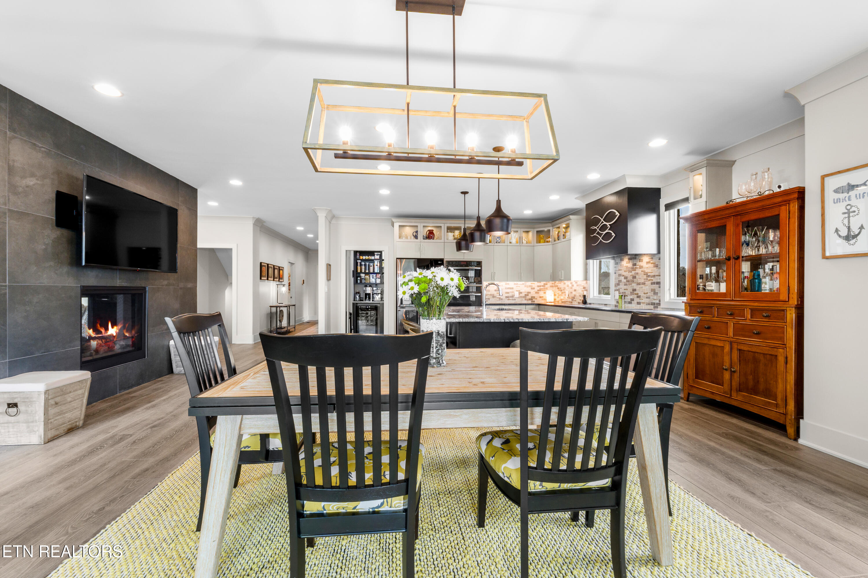 3702 Promontory Point