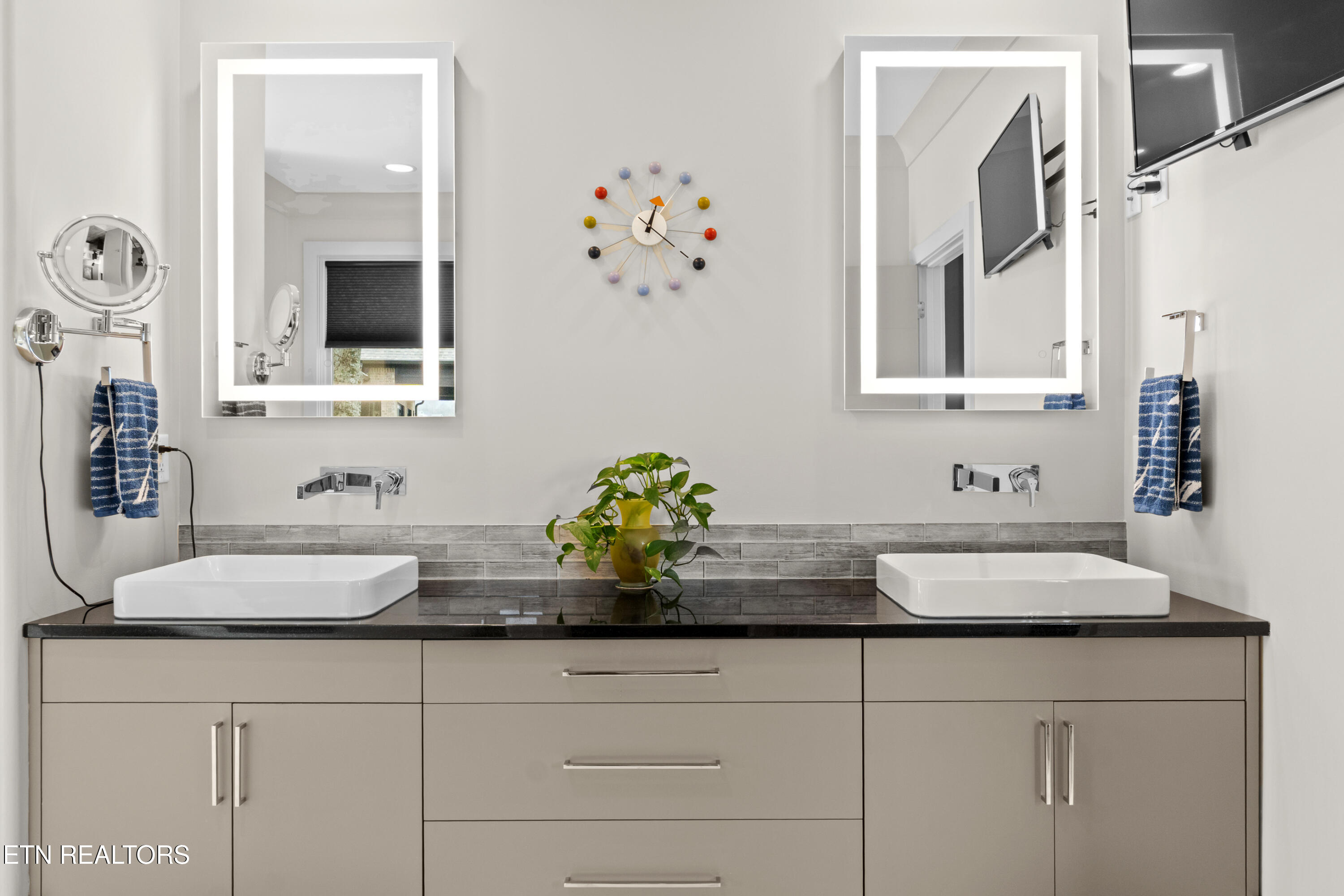 3702 Promontory Point